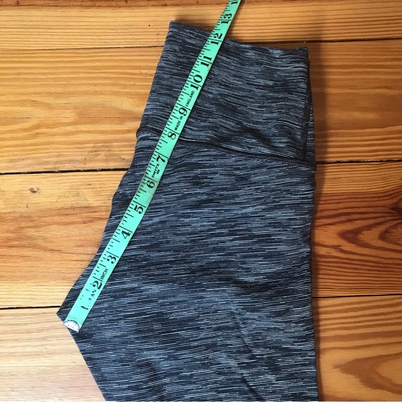Lululemon Athletica Grey Navy Geometric Capris Leggings, EUC, 6 - Picture 8 of 14